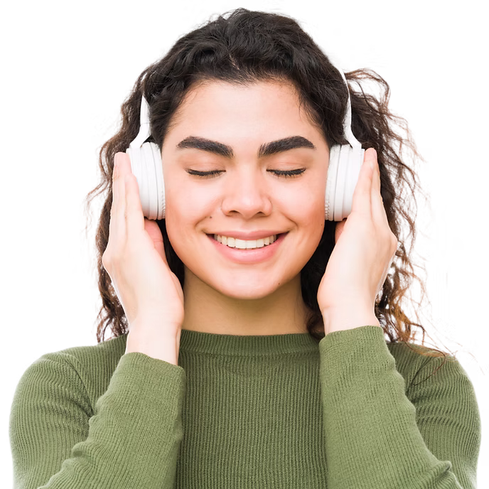 Persoană ascultând muzica filtrată prin căști over-ear